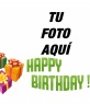 Fotomontaje para hacer de tu fotografía una felicitación de cumpleaños. La composición desea un feliz cumpleaños con letras verdes, vemos regalos de colores.