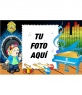 Marco para fotos en el que aparece un dibujo de niño cantando con un piano e