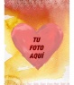 Marco para fotos de corazón rojo en un cielo de acuarela, ideal para felicitar el