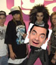 El grupo Tokio Hotel presentando la foto de su mejor