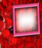 Tarjeta para enamorados, con fondo de rosas y marco de color rosa
