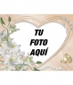 Marco para fotos con forma de corazon, adornado con diamantes, flores y anillos de