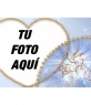 Marco con forma de corazón de botones de oro y fondo azul.