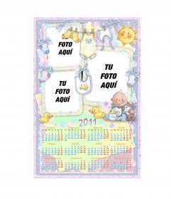 Calendario del año 2011 personalizable con tres fotografías. Especial para bebés niños, pues predomina el azul. Aparece la ropa del bebé colgada entre burbujas de jabón y muñecos de goma en forma de patos, lo que nos hace pensar en la hora del baño. Hay también un gato y un sol