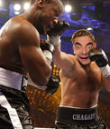 Fotomontaje de deportes. Pon una cara a este boxeador joven pegando a otro que
