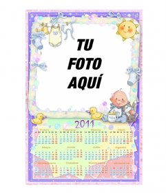 Calendario para el 2011 en castellano, personalizable con una foto. La composición es en tonos azules. Vemos un bebé abrazado a un gato, y cosas de recién nacido, como ropa o juguetes de baño. En la esquina superior derecha vemos un sol sonriente. 580