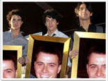 Kevin, Joe y Nick de los Jonas Brothers sostendrán tu fotografía, una por cabeza,