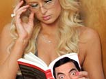 Fotomontaje en el que aparece Paris Hilton sentada en un sofá con las piernas