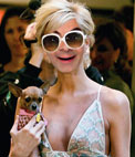 Fotoefecto para poner tu cara con el cuerpo de Paris Hilton con su inseparable perro