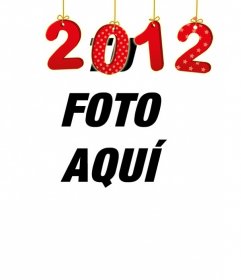 Pon tu en tu foto los números del nuevo año 2012 con un efecto como si estuviesen colgando.