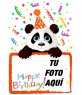 Postal para felicitación de cumpleaños en que un oso panda dibujado en ambiente festivo sujeta tu fotografía. Puedes enviarla a una dirección de correo electrónico o descargarla.