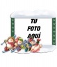 Marco de navidad con adornos de niños patinando