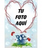 Marco en forma de corazón y fondo azul con dos animales, corazones y mariposas. Recuerdo ideal para enamorados en el día de San Valentín.
