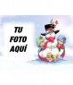 Postal de navidad con muñeco de nieve y fondo nevado