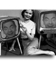 Fotomontaje en el que saldrás en dos Tv antiguas, con una joven recostada entre