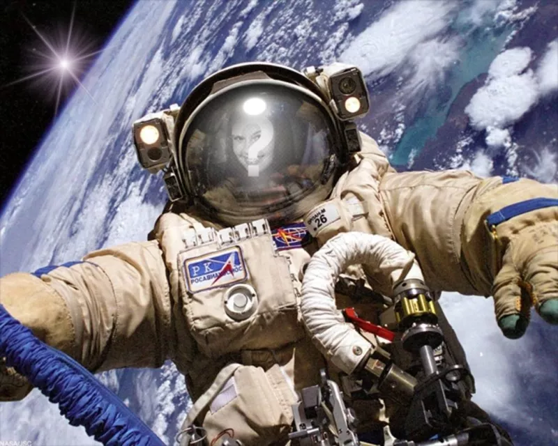 Fotomontaje de astronauta en un paseo espacial para poner tu..