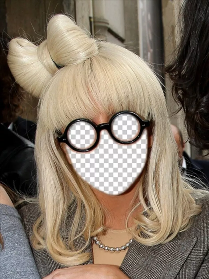 Fotomontaje con la cara de Lady Gaga rubia con gafas redondas. ..