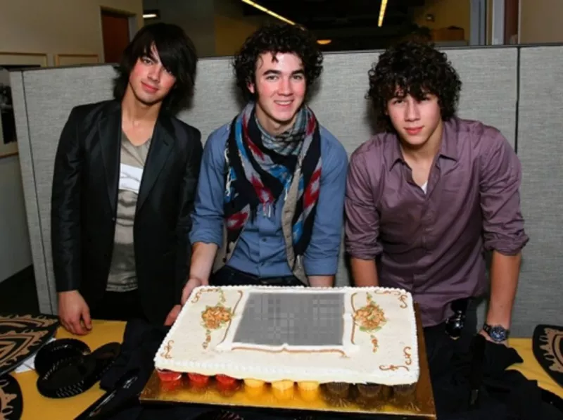  Fotomontaje en que tu fotografía se muestra en un pastel tras el que posan Kevin, Joe y nick de los Jonas..