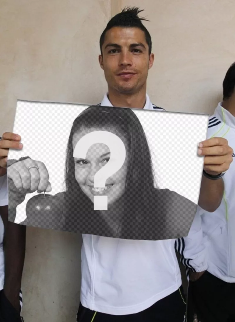 Fotomontaje con Cristiano Ronaldo, del equipo de Fútbol Real Madrid, sujetando un poster con la foto que subas a internet..