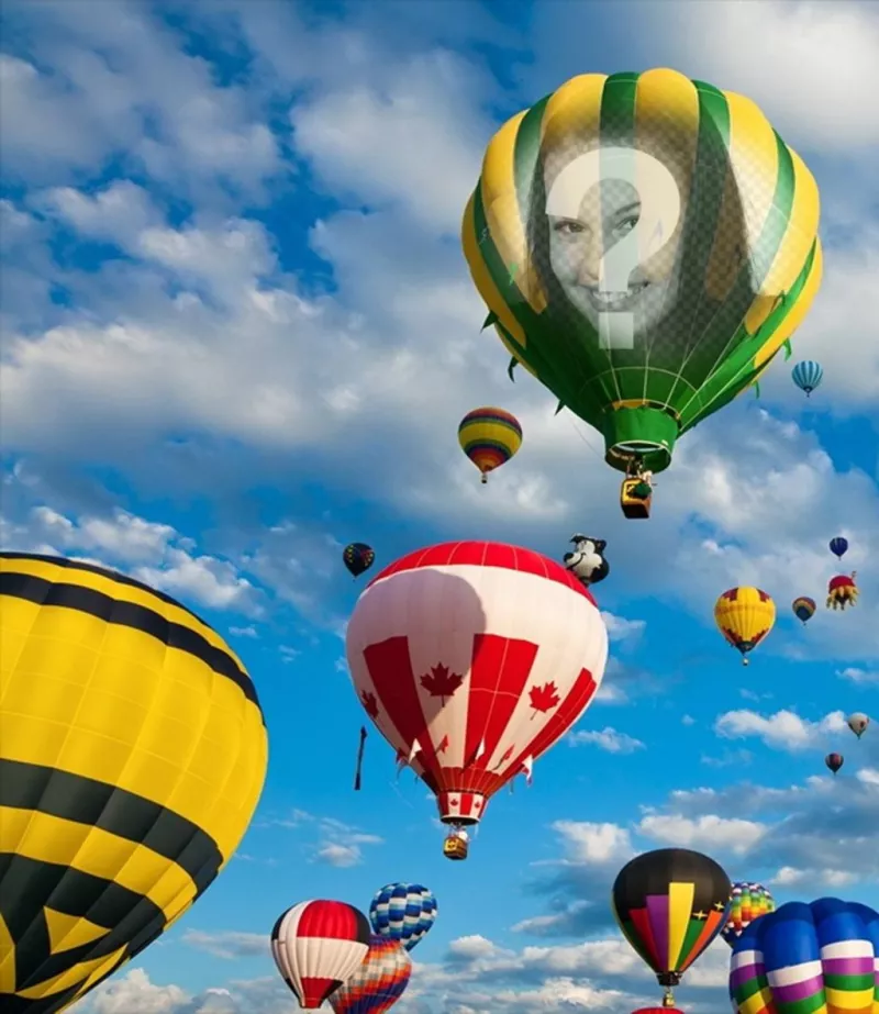 Fotomontaje con globos aerostáticos de colores volando en el cielo azul en el que puedes poner una foto en la tela de uno de los..