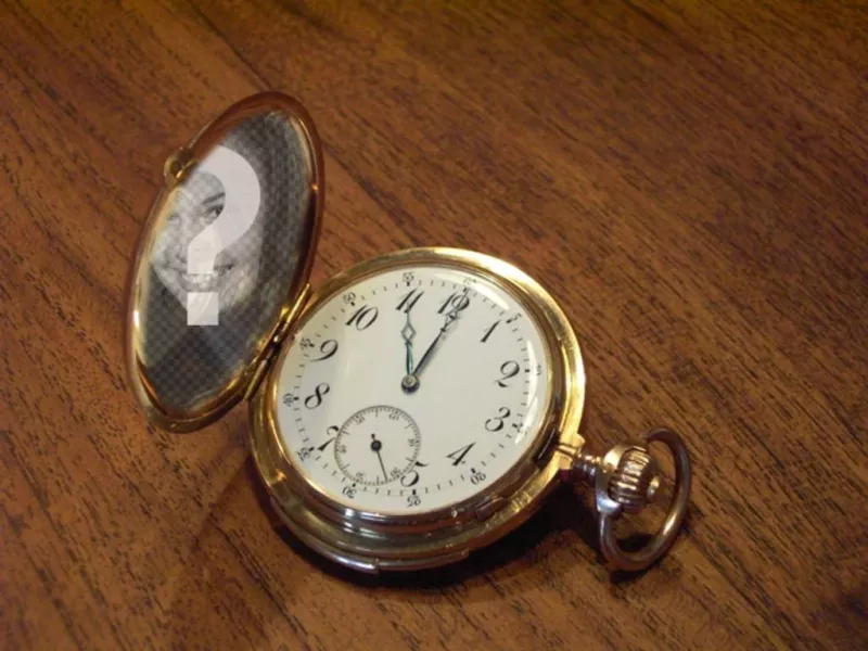 Fotomontaje con un reloj de bolsillo sobre una mesa de madera en el que puedes poner tu foto en la tapa..