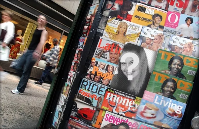 Fotomontaje de una revista en un Kiosko donde poner tu fotografía en la portada de una de..