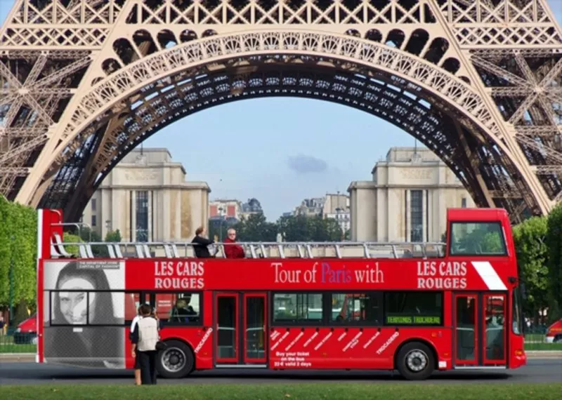 Inserta tu foto en un cartel publicitario de un autobús turístico bajo de la Torre Eiffel de..