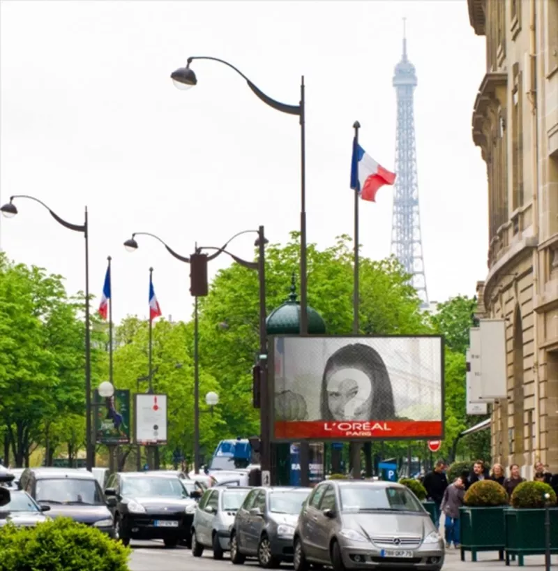 Montaje de fotos en un cartel publicitario de París con la Torre Eiffel de fondo y varias banderas de..