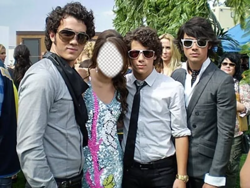 Sé la chica que esta junto a los Jonas Brothers editando este efecto online ..