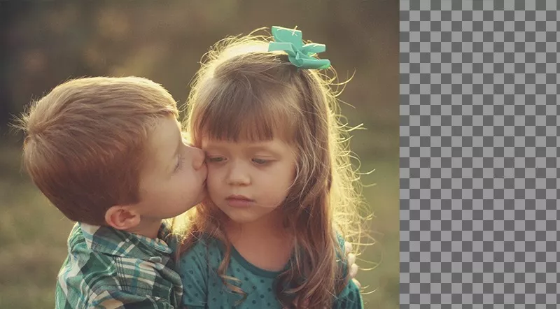 Marco para dos fotos con una pareja de niños besandose tiernamente. ..