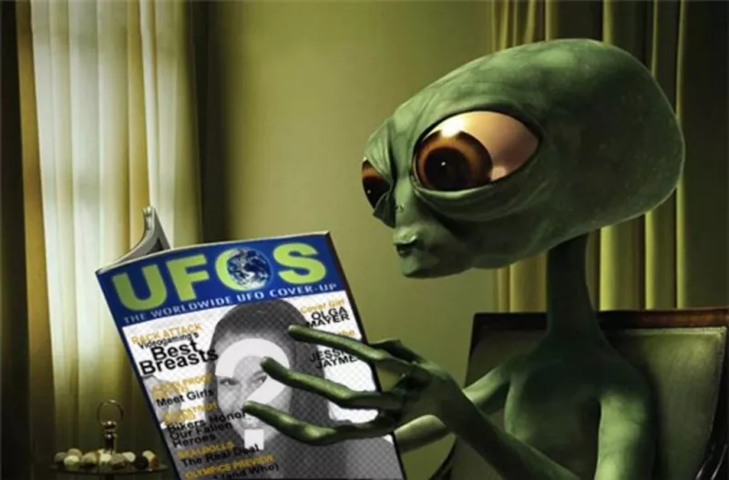 Fotomontaje de un extraterreste leyendo una revista en la que puedes poner tu foto. ..