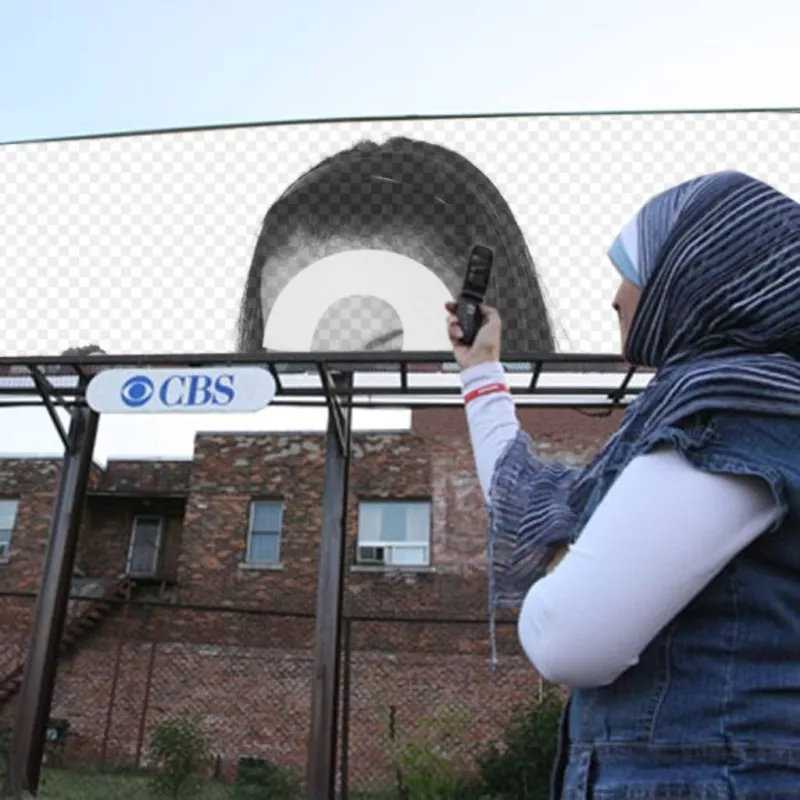 Montaje de mujer sacándole una foto a una pancarta publicitaria con un rótulo de CBS, televisión online que comenzó como radio en Internet. Pon tu fotografía en la..
