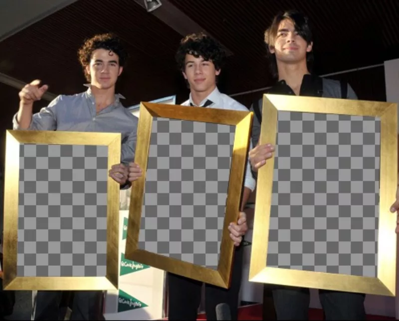Fotomontaje de Kevin, Joe y Nick de los Jonas Brothers que sostendrán tres fotos que..