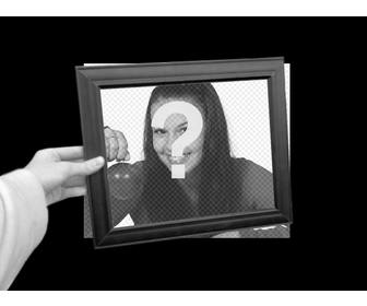 curioso fotomontaje foto aparecera fondo blanco negro marco cuadro sostiene mano color