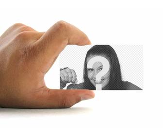 fotomontaje poner foto tarjeta visita sujetada mano fondo blanco