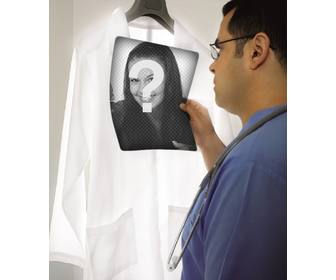 fotomontaje un doctor examinando radiografia puedes poner foto
