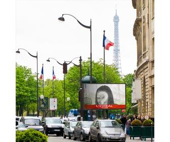 montaje fotos un cartel publicitario paris torre eiffel fondo banderas francia