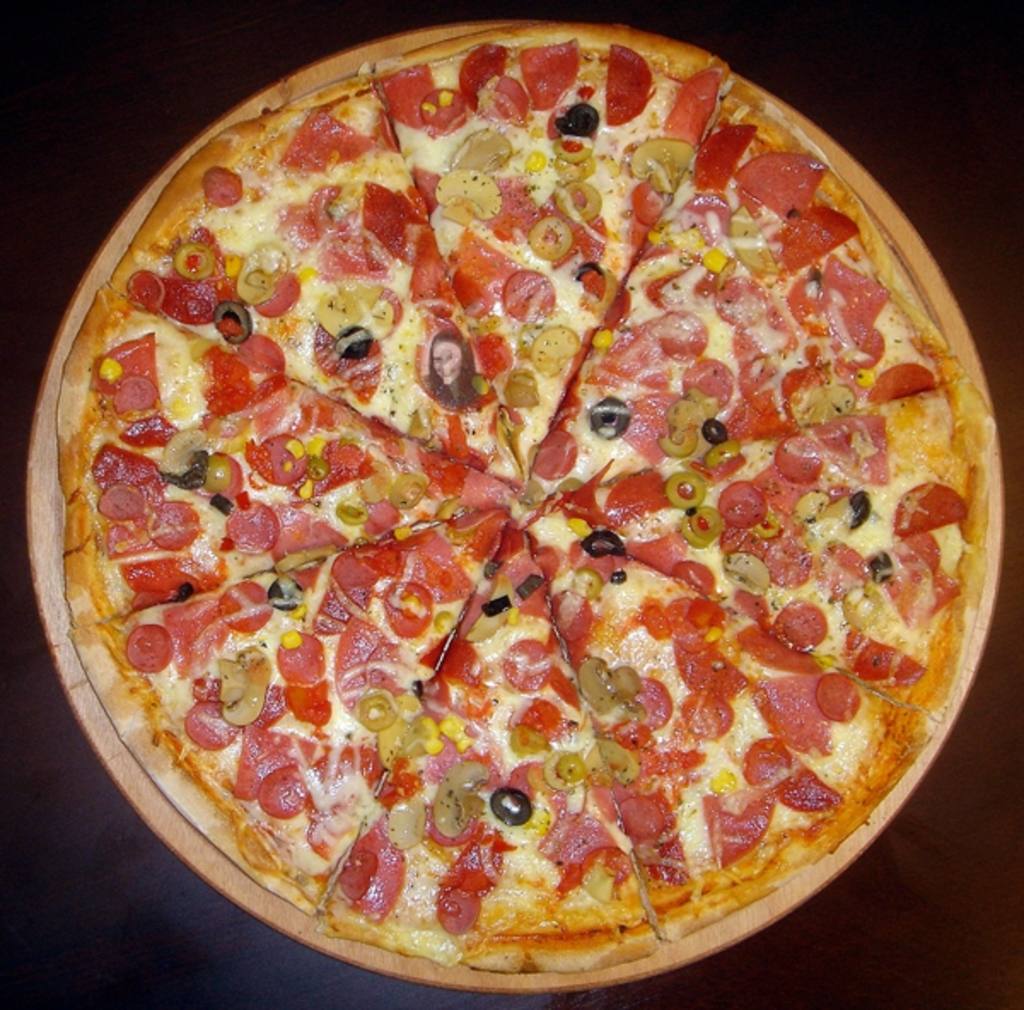 Esconde tu foto en esta rica pizza para divertirte jugando a que la encuentre la..