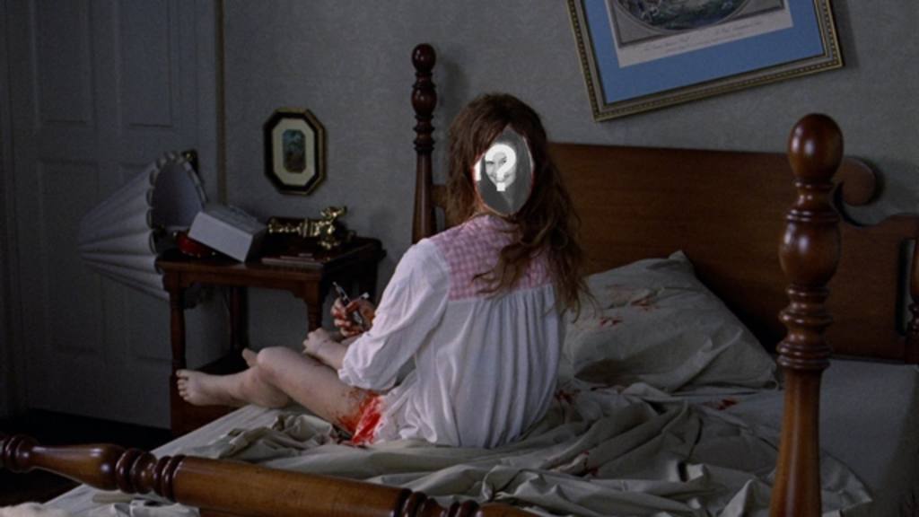 Fotomontaje para ser la niña del exorcista en una escena de la película de miedo en la que gira por completo su cabeza encima de su..