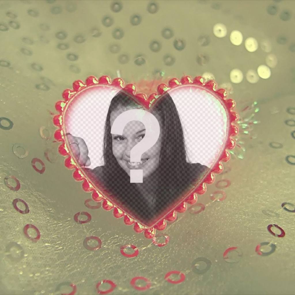 Marco de amor con forma de corazón rojo y fondo de lentejuelas beiges donde subir una foto..