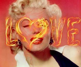 Efecto para fotos de letras de LOVE con un corazón en llamas.