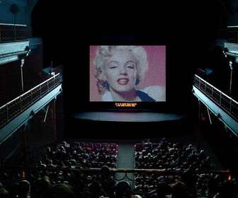 fotomontaje pantalla cine proyectar foto subas online un filtro granulado azulado le da un efecto pelicula