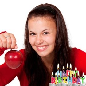 Postal de cumpleaños con velas iluminadas encima de una tarta