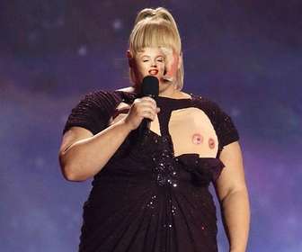 Fotomontaje de la cantante Rebel Wilson en los premios MTV