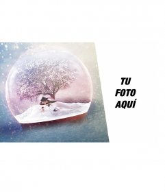 Postal de navidad con una bola de cristal con nieve 
