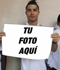 Fotomontaje con Cristiano Ronaldo, del equipo de Fútbol Real Madrid, sujetando un
