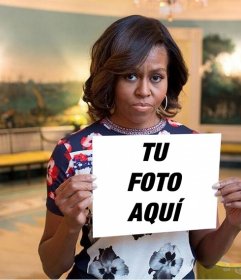 Fotomontaje con Michelle Obama sujetando tu fotografía
