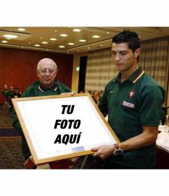 Fotomontaje de Cristiano Ronaldo sujetando un cuadro con tu fotografía que podrás