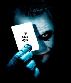 Pon tu foto en una carta que sujeta el Joker de Batman