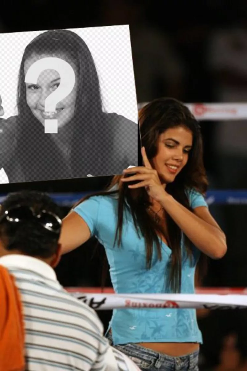 En este fotomontaje, una hermosa chica con una camiseta azul, sonríe mientras sujeta tu foto a modo de cartel en el descanso de un combate de boxeo, Como anunciando al próximo..